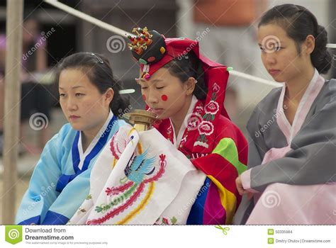 As Mulheres Demonstram A Cerimônia De Casamento Coreana Tradicional Em Yongin Coreia Imagem De