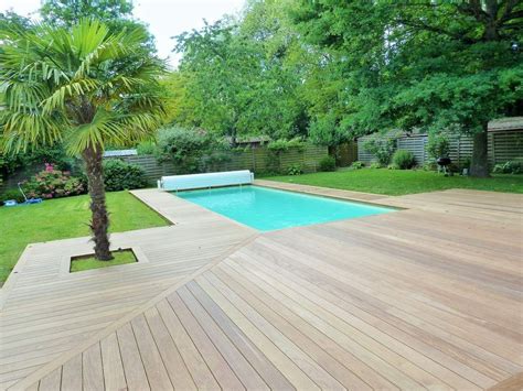 terrasse en bois autour d une piscine à Orléans Deck en ipe lisse usinée en France pour une