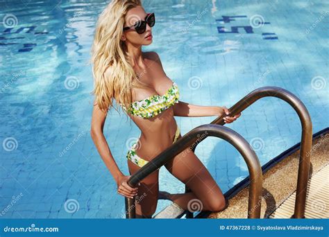 Sexy Frau Mit Dem Blonden Haar Im Bikini Und In Sonnenbrille Die Im Swimmingpool Aufwerfen
