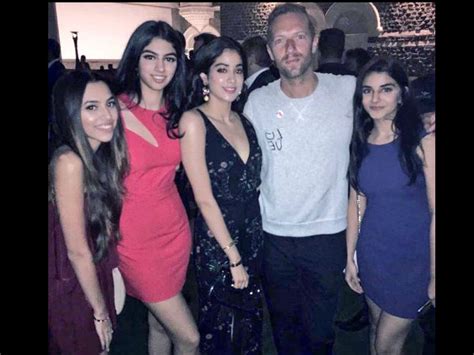 coldplay chris martin parties with shahrukh khan jhanvi kapoor pictures srk with coldplay