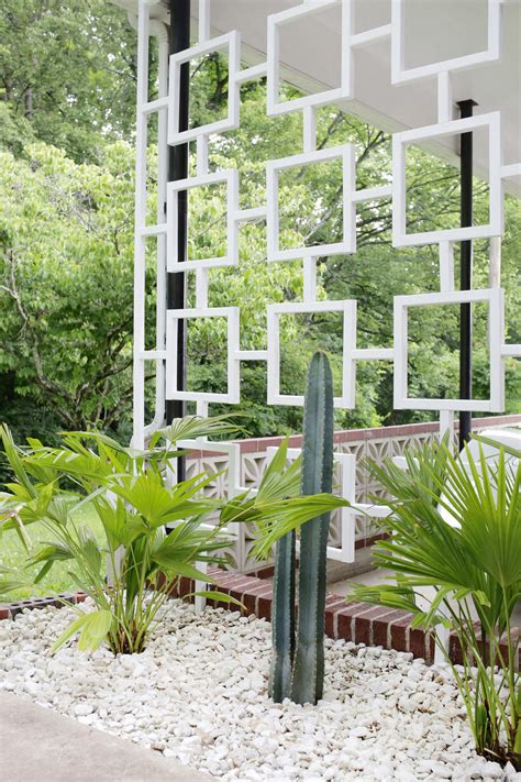 The landscape design is similar to what i'm interested in. Chic Mid-Century Garden Trellis | DIYIdeaCenter.com