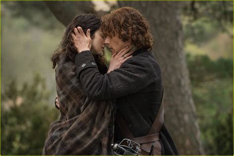 Outlander S Caitriona Balfe Teases Sexy Jamie And Claire Scenes Photo 3868719 Pictures Just Jared