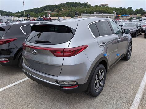 Zwar gibt es noch keine wirklich guten bilder aus dem innenraum, aber hier erwarten wir große aktualisierungen, so dass der sportage im wettbewerbsintensiven. New 2021 Kia Sportage LX in Sparkling Silver | Greensburg ...