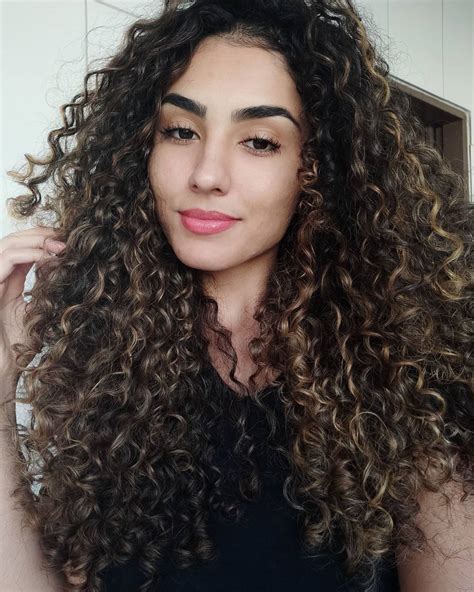 Morena Iluminada Cacheada Fotos Para Se Apaixonar Pelo Estilo Cabelo Cabelo Cacheado