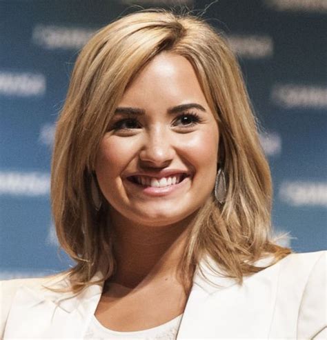Demi Lovato Medium Length Blonde Wavy Hair In Casual Hairstyle