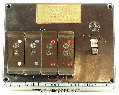 Wylex Standard 4 Way Fusebox With Brown Wooden Frame