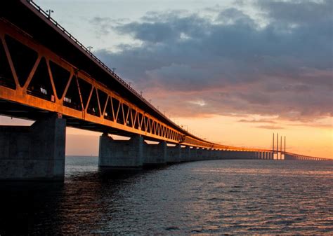 Ett tredje alternativ är att förbinda malmö med köpenhamns metro. The Øresund Bridge is one part bridge, one part tunnel ...