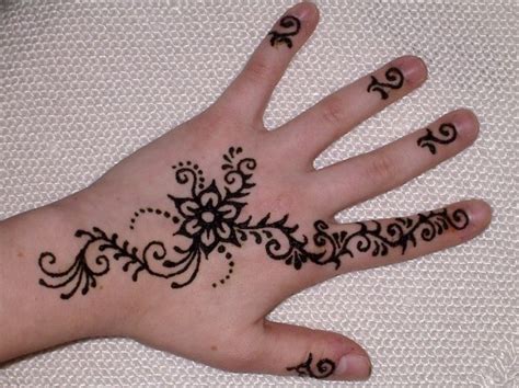 Lukisan henna bukan hanya mudah dan nyaman diaplikasikan, metode ini juga tak haram bagi kamu yang beragama islam. √ 100 +Motif Gambar Henna Simple, Unik dan Paling Cantik ...
