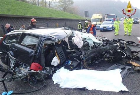 Il sinistro si è verificato tra lo svincolo per la tangenziale est e quello per lunghe code in autostrada a4 martedì mattina in brianza a causa di un incidente tra due mezzi pesanti. ULTIM'ORA: Incidente mortale, riaperto casello Vicenza ...