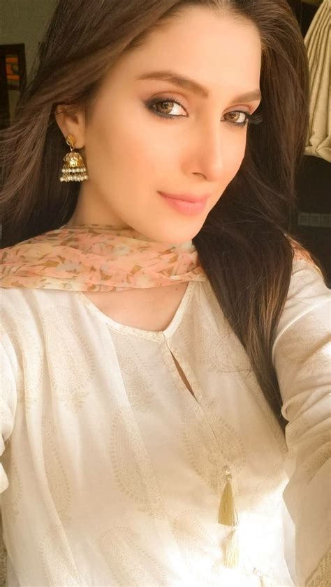 Pin By Mano👸 On Celebrities Of Pakistan Pakistani Actress Stylish
