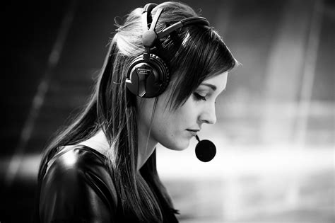 11 Gamer Girls Who Are Captivating Male Gamers Worldwide Gamers Decide