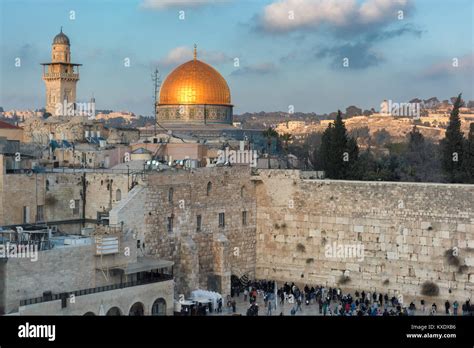 Parete occidentale e golden Cupola della roccia a Gerusalemme la città