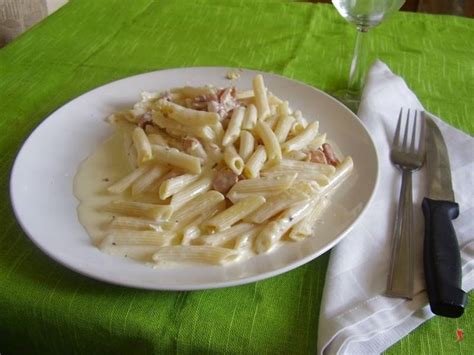 Penne con panna e prosciutto. penne panna e prosciutto - pennette - pasta panna prosciutto