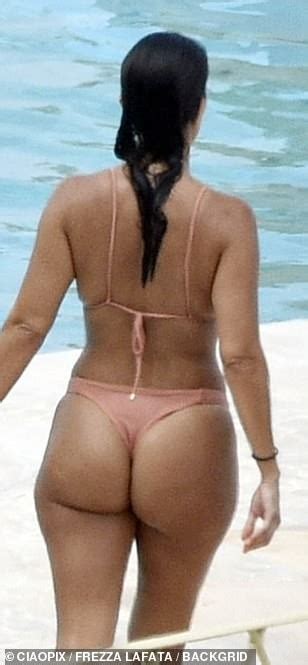 Kendall Jenner Kourtney Kardashian Sexy Bikini In Costa Smeralda