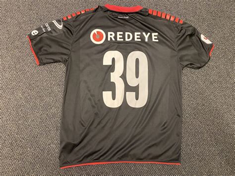 Förutom soffbiljetter finns det fler utmärkta sätt att bidra ekonomiskt till kalmar ff. Buda hem matchtröja från din favoritspelare - Kalmar FF