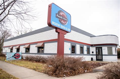 Broadway Grill opens for business in Bay City’s South end - mlive.com