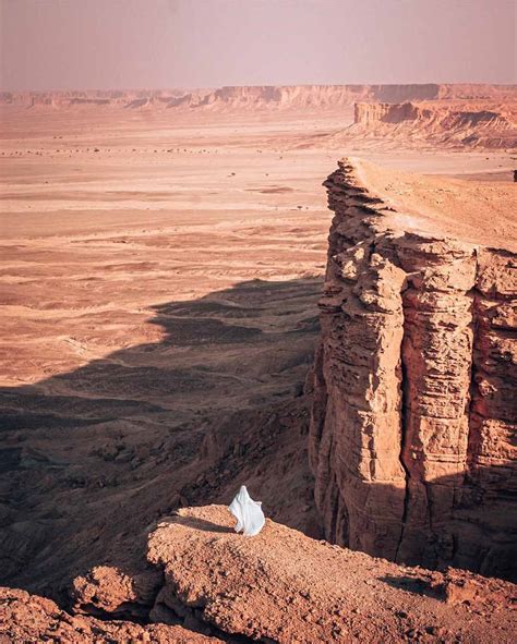 Find out all you need to know about the amazing edge of the world on your own with the help of this guide. The-Edge-of-The-World-Saudi-Arabia-welivetoexplore - Keposiasi