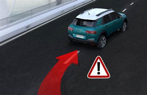 À l'image de sa carrosserie affublée d'airbumps, ces protections latérales remplies d'air, l'habitacle joue la carte de l'originalité. C4 Cactus | Citröen Online
