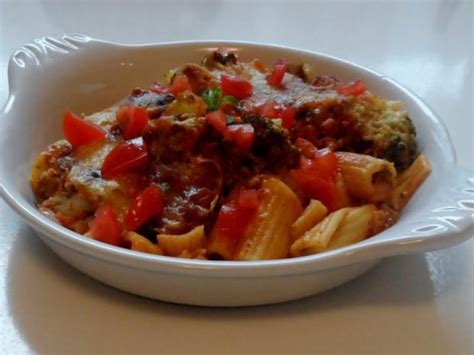 Dieser auflauf ist ruckzuck zubereitet und schmeckt immer. Hähnchen-Nudel-Auflauf mit Champignons, Broccoli und ...