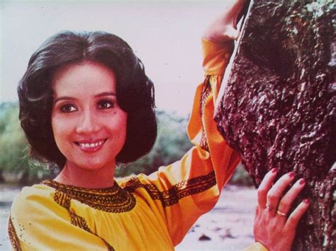 Atiqah kala itu mengenakan baju pengantin berwarna merah. Karya Babah Antik: Nampan Kaleng Artis Jadul #1