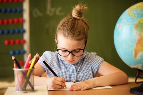 Gutachter schreibt in seinem gutachten. Schreiben lernen - Für Kinder die leichteste Fingerübung ...