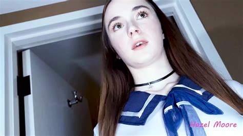 Idolo Ucraino Di 22 Anni è Vestita Con Un Cosplay Di Una Studentessa