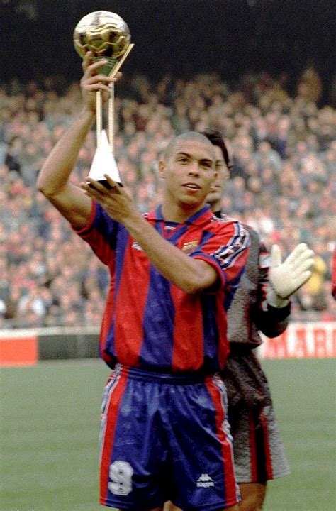 Ronaldo Amb El Trofeu Fifa World Player 1997 Fc Barcelona Ronaldo