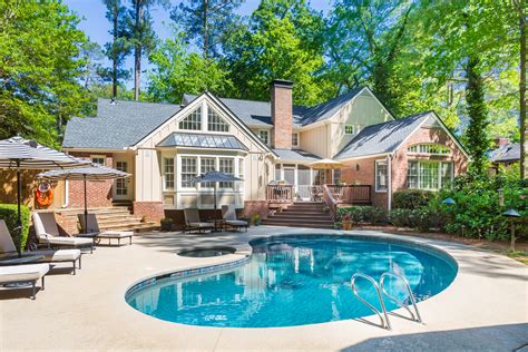 Beautiful Five Bedroom Home With A Pool In Castlewood Estates