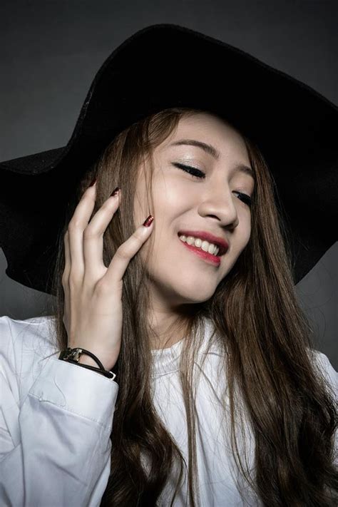 Dàn diễn viên người phán xử bàng hoàng, nói lời tiễn biệt chủ tịch 'phan quân' (14/02). Chân dung nữ diễn viên Hoàng Thùy Linh thay thế Trâm Anh ...