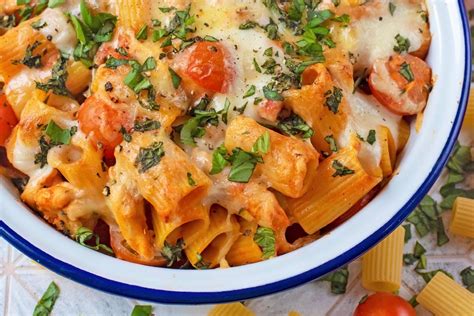 Our tomato sauce chicken is so deliciously tangy and savory and sweet, has a deep and creamy texture. Creamy Tomato and Chicken Pasta Bake - Hungry Healthy Happy