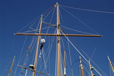 Barnacle Bill Holcomb's Sailing: Check That Standing Rigging