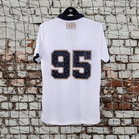 Schon seit jahrzehnten besticht adidas nicht nur mit der erstklassigen qualität und funktionalität seiner produkte, sondern auch mit coolen designs, trendiger kleidung und angesagten schuhen. Classy Umbro Colo-Colo '95 Years' Special-Edition Kits ...