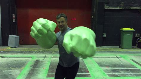 Mark Ruffalo Hulks Out In ‘thor Ragnarok Set Videos The Hollywood