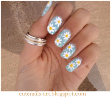 Nail art inspiration is all around you! cutenails-art: spring nails art : Daisy flowers