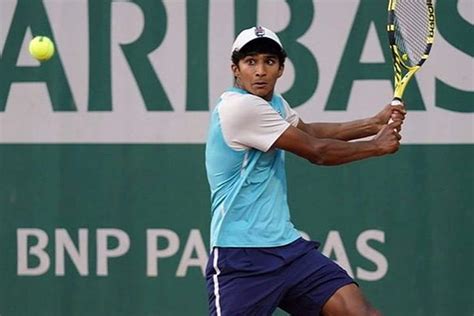 Year Old Indian Origin Player Samir Banerjee Lifts Wimbledon Babes Singles Title Sports
