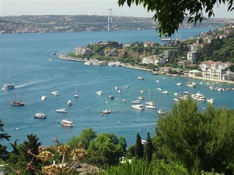 Boğaziçi üniversitesi iki kıtayı birbirine bağlayan panoramik güzelliği yanında seçkin eğitimiyle de türkiyenin en önde gelen devlet üniversitesidir.1863 yılında robert college olarak kurulan okul halen. Bogazici University: Istanbul - Direct Enrollment & Exchange
