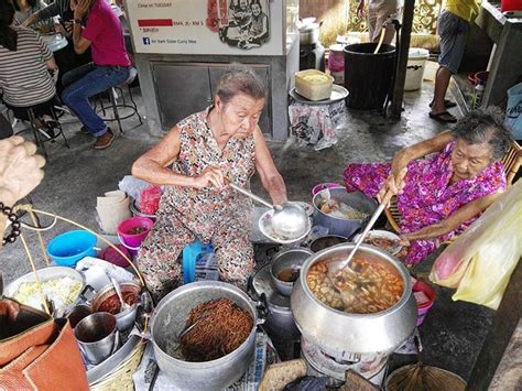 Kelainan penang curry mee kerana ia di makan bersama dua jenis mee yang berbeza iaitu mee hoon dan mee kuning. 25 Street Food In Penang You Can't Afford To Miss 2021 ...