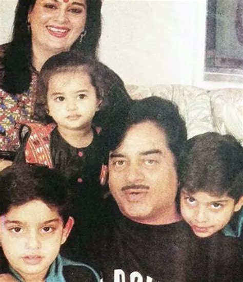 Shatrughan Sinha And Poonam Sinha With Their Kids Sonakshi Sinha Luv