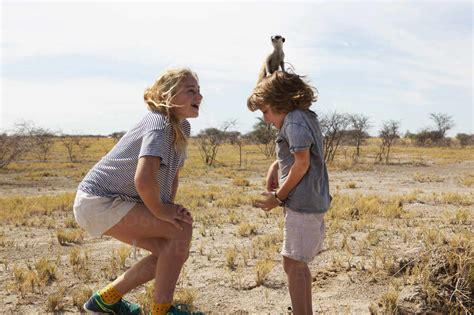 5 Jahre Alter Junge Mit Erdmännchen Auf Dem Kopf Kalahari Wüste Makgadikgadi Salzpfannen