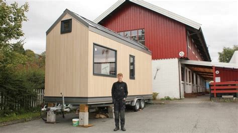 Sigurd (19) bygger minihus ved siden av studiene