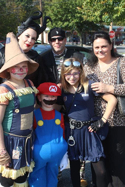 In the evening before all saints' day (1 november), children in costumes travel from house to house, asking for treats with the phrase trick or treat. More treats less tricks from Halloween on North Shore ...