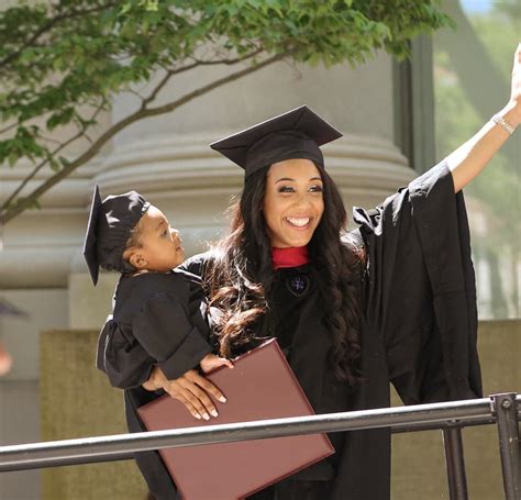 Madre Soltera Se Gradúa En Harvard Con Su Hija En Brazos Babys Blogger