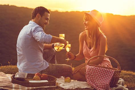 Romantisches Paar Bei Sonnenuntergang Genießen Mit Einem Glas Wein