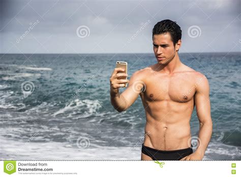 Giovane Senza Camicia Che Prende Le Foto Di Selfie Alla Spiaggia Fotografia Stock Immagine Di