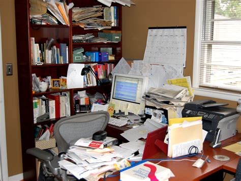 Cluttered Cubicle May Make You More Organized