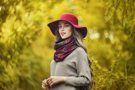 배경 화면 자연 식물 여자들 야외 여성 Maxim Makarov 모델 웃고있는 빨간 모자 1600x1067 Wallpapermaniac 1193125