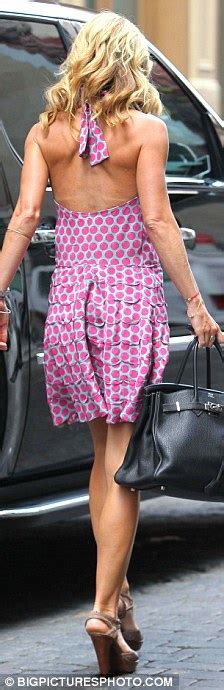 Kelly Ripa Shows Off The Results Of Her Daily Workouts In A Flirty Pink