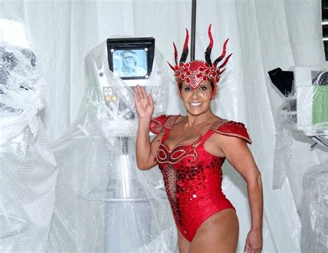 Carnaval Rita Cadillac Faz Ensaio Sensual Em Barrac O Da Grande Rio Quem Rio De Janeiro