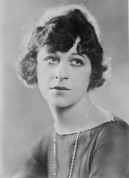 Fanny Brice She Won Hearts On The Vaudeville Circuit The Broadway Stage And On The Big And