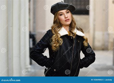 Belle Femme Russe Blonde à L Arrière Plan Urbain Image Stock Image Du Adulte Caucasien 103699853